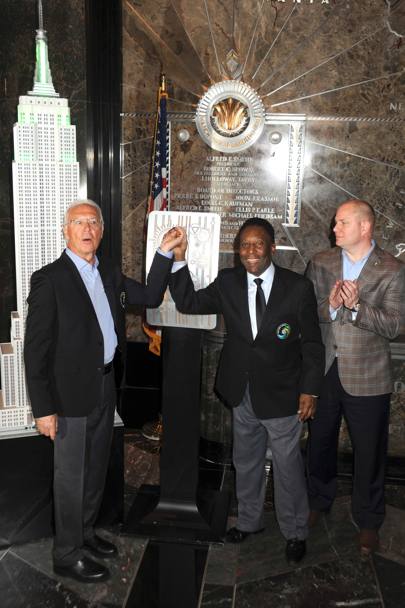 Pelé e Franz Beckenbauer insieme per la cerimonia di accensione dell&#39;Empire State Building. Il grattacielo si è colorato di verde, il colore della squadra di calcio dei New York Cosmos. Pelé e Beckenbauer hanno entrambi giocato con i Cosmos negli anni 70 (Olycom)